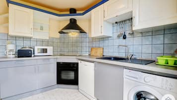 KĂŒhlschrank, Mikrowelle, Ofen, Herdplatte