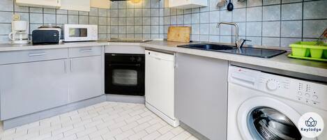 Køleskab, mikrobølgeovn, ovn, kogeplade
