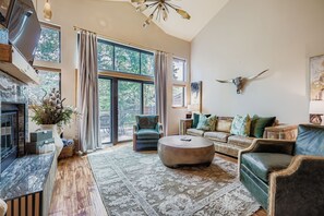 Flat-screen TV, fireplace - Free SkyCard Activit-Townehome, Hot Tub, Close To Town/Skiing-Village Point 120 (Breckenridge)