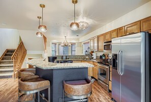 Fridge, microwave, oven, stovetop - Free SkyCard Activit-Townehome, Hot Tub, Close To Town/Skiing-Village Point 120 (Breckenridge)