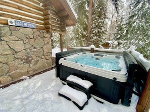 Outdoor spa tub - Hidden Moose Cabin, Trees Galore, Hot Tub! (Whitefish)
