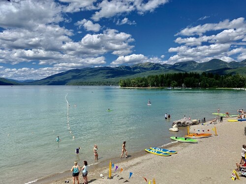 True Montana Cabin, Hidden Moose, 4 Bed / 2 Bath, Sleeps 8, Hot Tub, Great Location!