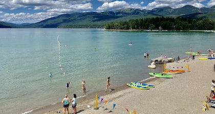 True Montana Cabin, Hidden Moose, 4 Bed / 2 Bath, Sleeps 8, Hot Tub, Great Location!