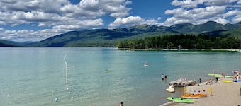 True Montana Cabin, Hidden Moose, 4 Bed / 2 Bath, Sleeps 8, Hot Tub, Great Location!