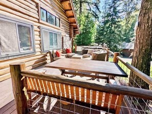 Outdoor dining - Hidden Moose Cabin, Trees Galore, Hot Tub! (Whitefish)