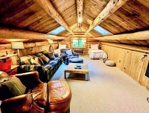 4 bedrooms, WiFi, bed sheets - Hidden Moose Cabin, Trees Galore, Hot Tub! (Whitefish)