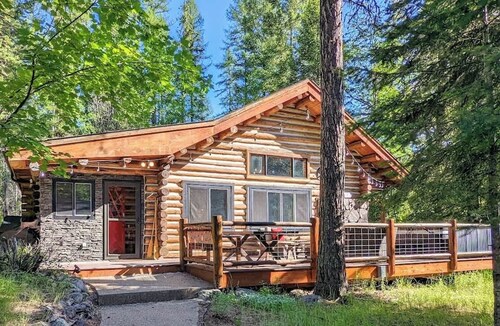 Hidden Moose Cabin, Trees Galore, Hot Tub!