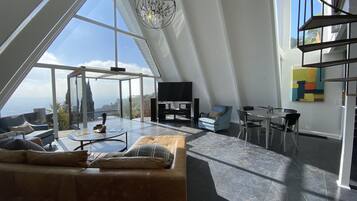 Smart TV, lareira, videogames, livros