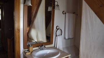 Baignoire, sèche-cheveux, serviettes fournies, papier toilette