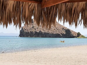 Playa en los alrededores, camastros y toallas de playa 