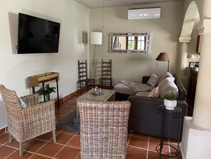 Smart TV, video games, computer monitors - Villa de la Luna Loreto - Short walking distance to the beach and golf course. (Nopolo Bay)