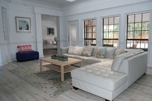 Smart TV, chimenea, oficina y impresora