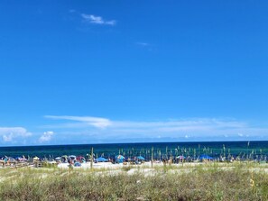 In Strandnähe, Liegestühle, Strandtücher