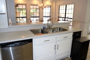 Fridge, microwave, oven, stovetop - Casa Rosada pool House 🏖👙10 min from beach  (Fort Walton Beach)