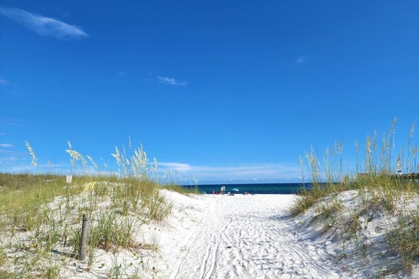 Ubicación cercana a la playa, tumbonas y toallas de playa