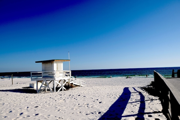 Beach nearby, sun-loungers, beach towels