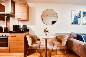Deluxe-Apartment, eigenes Bad | Lounge
