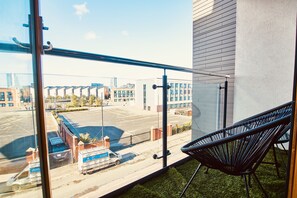 Apartamento luxo, banheiro privativo | Vista da sacada