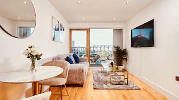 Deluxe Apartment, Private Bathroom | Lounge