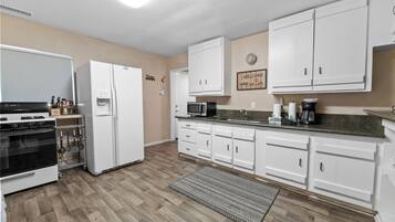 Een koelkast, een microgolfoven, een oven, een kookplaat