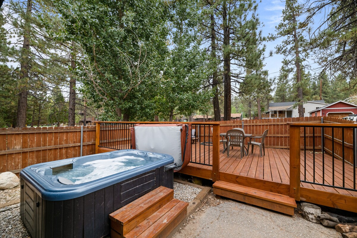 Happy on the Lake - Walk to Lake, Hot Tub, Fenced Yard, Pet Friendly