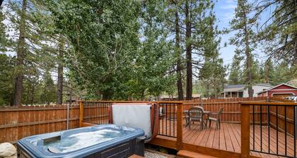 Happy on the Lake - Walk to Lake, Hot Tub, Fenced Yard, Pet Friendly
