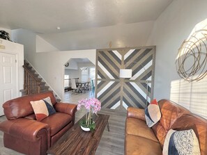 Smart TV - Heart of WVC, Family Friendly, 2 King beds, 3 Queen Beds, 2 sofa sleepers. (West Valley City)