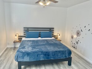 5 bedrooms, iron/ironing board, travel cot, free WiFi - Heart of WVC, Family Friendly, 2 King beds, 3 Queen Beds, 2 sofa sleepers. (West Valley City)