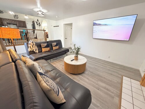 Heart of WVC, Family Friendly, 2 King beds, 3 Queen Beds, 2 sofa sleepers.