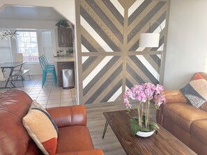 Smart TV - Heart of WVC, Family Friendly, 2 King beds, 3 Queen Beds, 2 sofa sleepers. (West Valley City)