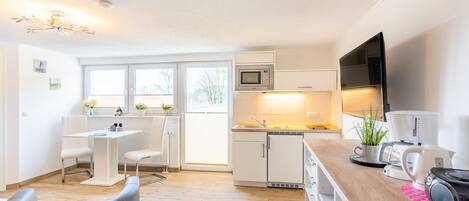 Kühlschrank, Mikrowelle, Herdplatte, Wasserkocher mit Kaffee-/Teezubehör