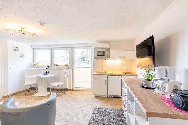 Kühlschrank, Mikrowelle, Herdplatte, Wasserkocher mit Kaffee-/Teezubehör