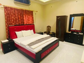 Deluxe Double Room | Iron/ironing board, free WiFi, bed sheets - Holiday Inn Guest House (Sukkur)