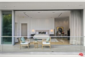 4 bedrooms, in-room safe, desk, iron/ironing board - Private Luxury Modern Villa (Los Angeles)