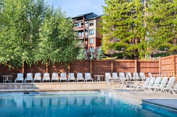 Lämmitetty uima-allas