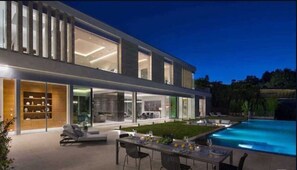Una piscina al aire libre, una piscina climatizada