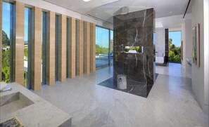 Bañera, bañera de hidromasaje, secador de pelo y toallas