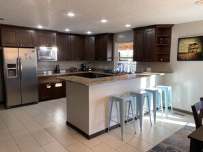 Mikrowelle, Geschirrspüler, Wasserkocher mit Kaffee-/Teezubehör, Toaster