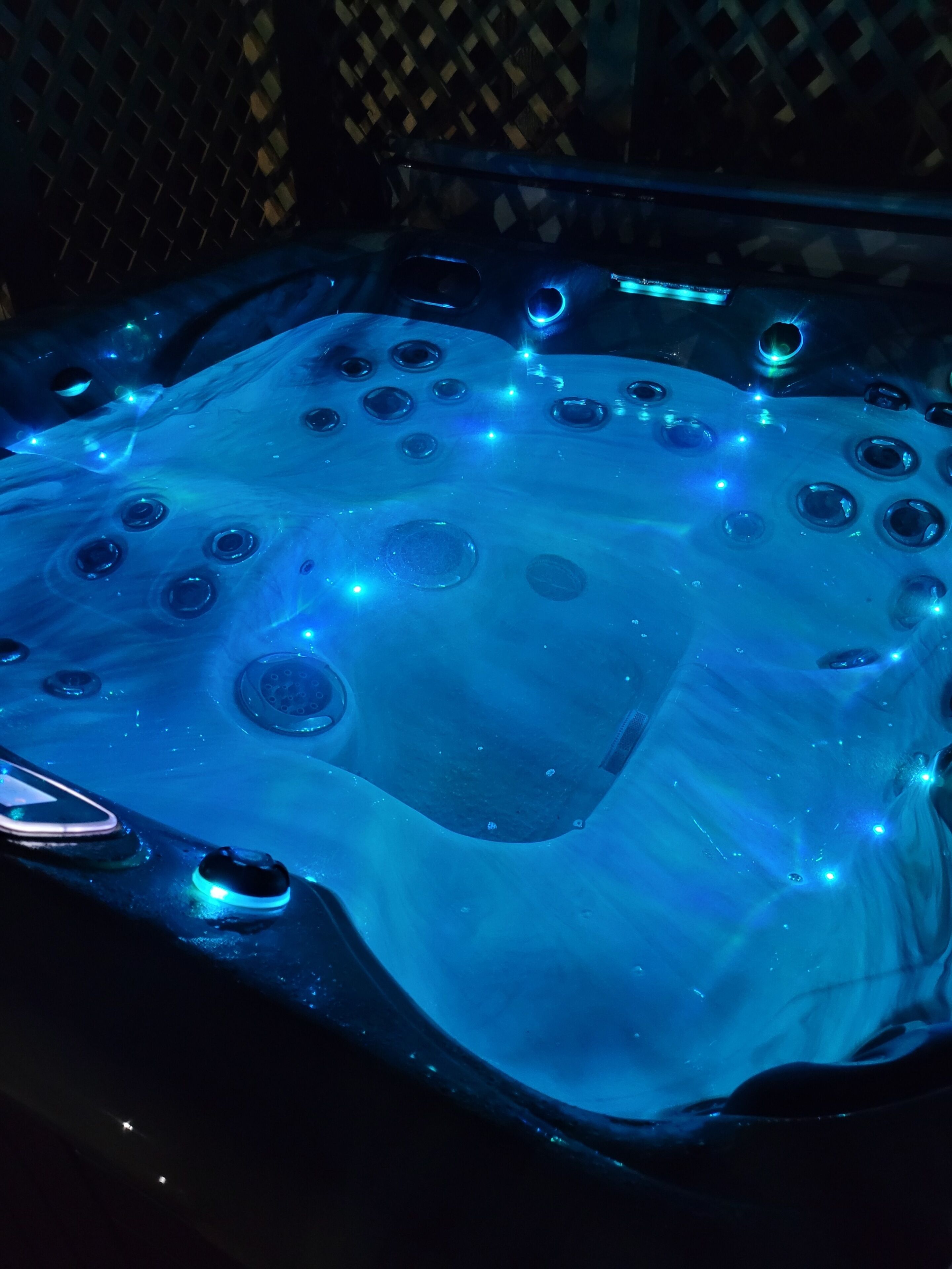 Ett bubbelbad med flera justerbara bubbelmunstycken och LED-belysning.
