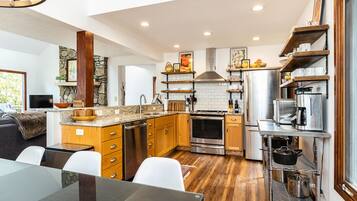 Réfrigérateur, four à micro-ondes, un four, surface de cuisson