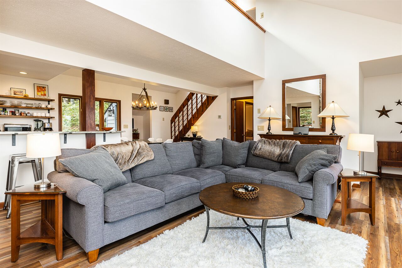 智能电视、书、立体声音响、办公室