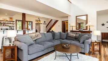 Téléviseur connecté, livres, chaîne audio, bureau