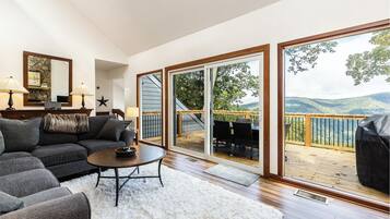 Téléviseur connecté, livres, chaîne audio, bureau