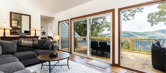 Incredible Mountain Views - Modern Four Bedroom Home - Five Minute Walk to Slope