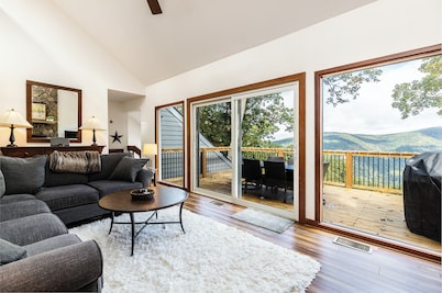 Incredible Mountain Views - Modern Four Bedroom Home - Five Minute Walk to Slope