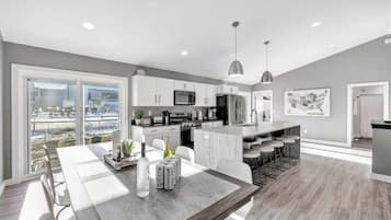 Kylskåp, mikrovågsugn, ugn och spishäll