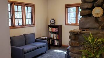 Una Smart TV, una chimenea, libros