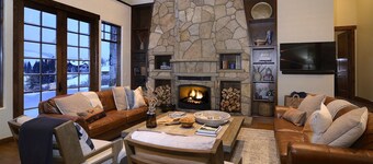 Walking Deer/Ski-in Ski-out Luxury Home at the Base of Prospect Lift! Sleeps 14!
