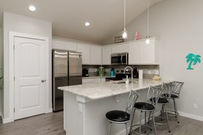 Fridge, microwave, oven, stovetop - Brand New House With Ocean View, Beach Access & Private Pool (Port Aransas)