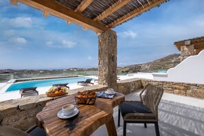 Outdoor dining - Enjoy the sunset in a boho ambiance with the best view over the sea (Mykonos)